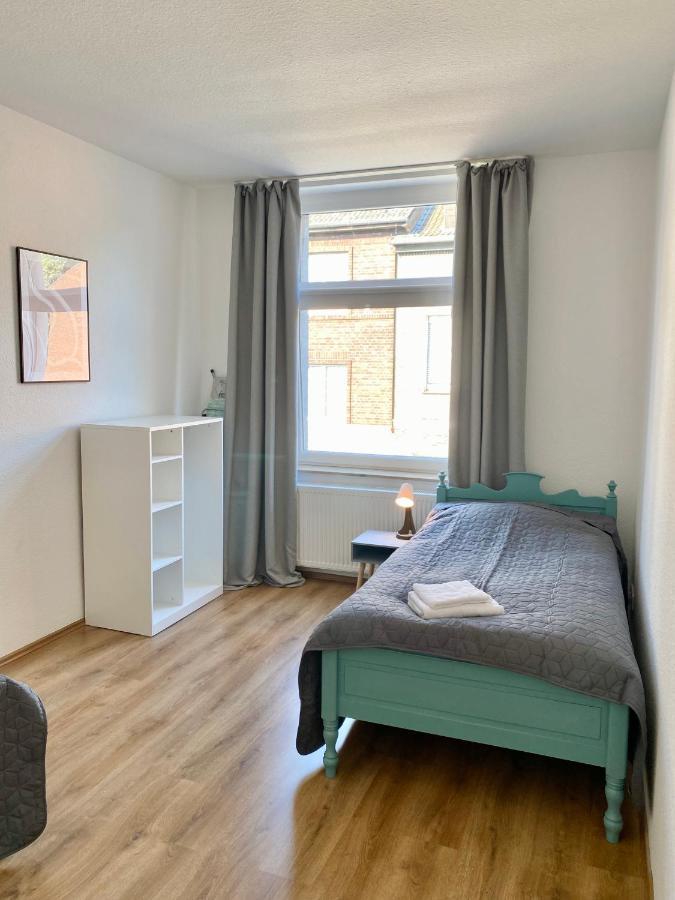 2 Rooms, Free Parking, 25 Min To Duesseldorf, 150 Mbps Wlan Apartment